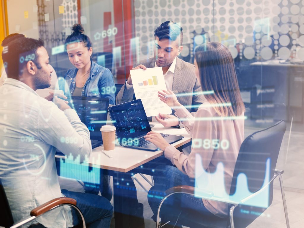 Informatikai feladatokat végző szakértők outsourcing keretében.