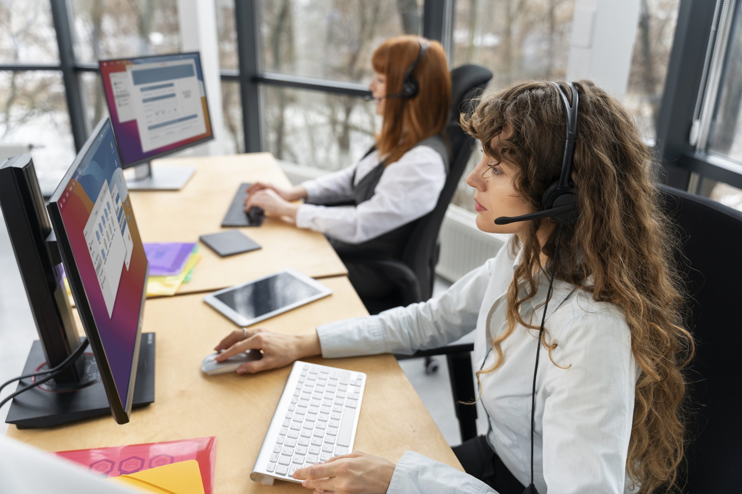 Back office munkatársak számítógépes irodai környezetben dolgoznak